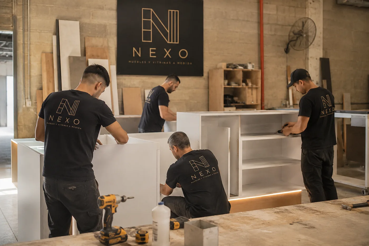 Equipo NEXO armando un mueble en el taller